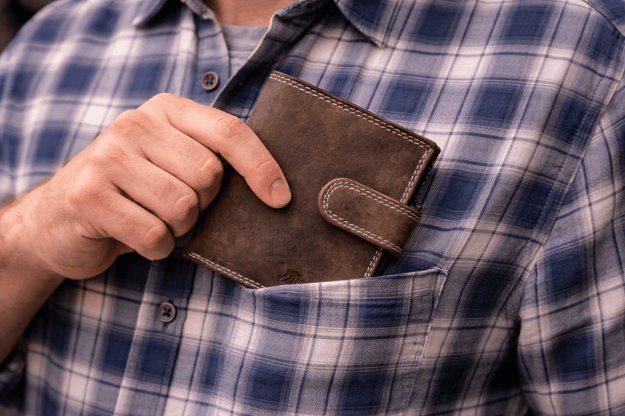 mužská ruka vyberá peňaženku z vrecka na košeli mk